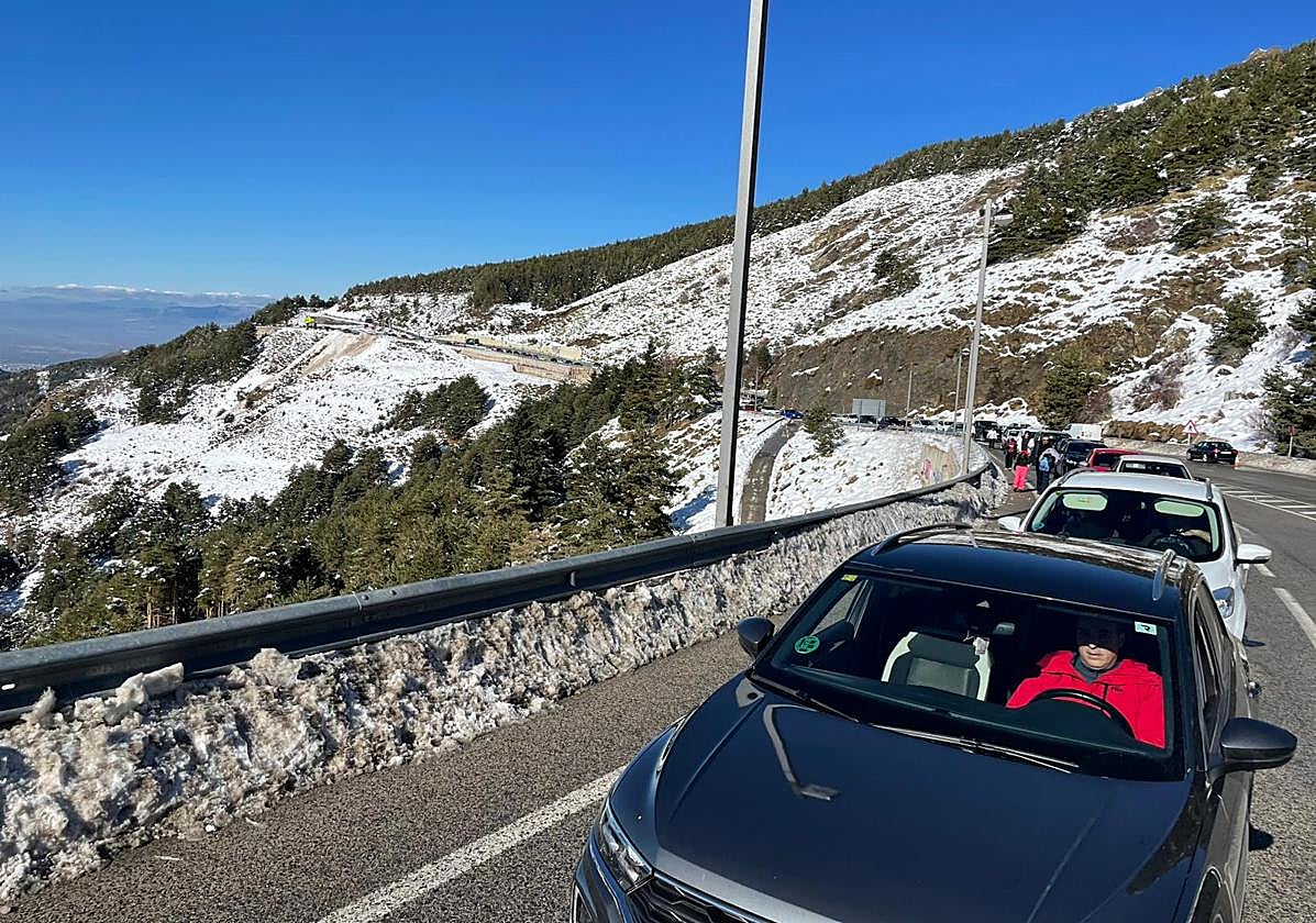 Segundo día de cortes en la carretera de Sierra Nevada: «Teníamos reserva en el parking y no podemos entrar»